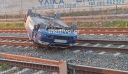 Θεσσαλονίκη: Αυτοκίνητο ντελαπάρησε στις γραμμές του τρένου – Το εγκατέλειψε εκεί ο οδηγός