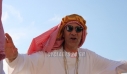 Ο Δήμαρχος Νάξου ντύθηκε Άραβας και… μοίρασε δολάρια