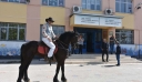 Ο… κορυφαίος Τούρκος ψηφοφόρος: Πήγε στην κάλπη με άλογο και ντυμένος καουμπόι – Δείτε βίντεο