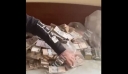 Ουκρανία: Έπιασαν υπουργό του Ζελένσκι με 1 εκατ. μετρητά σε καναπέ – Δείτε βίντεο