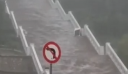 «Καταρράκτης» έγιναν οι σκάλες του Αγίου Νικολάου από την ισχυρή βροχή στην Πάτρα
