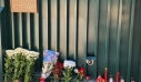 Λουλούδια και κεριά αφήνουν πολίτες έξω από την Ρωσική πρεσβεία στην Αθήνα