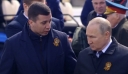 Ρωσία: Ποιος είναι ο μυστηριώδης άνδρας που συνομιλεί ο Πούτιν στην Κόκκινη Πλατεία