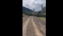 Δείτε βίντεο: Κατσίκα κρεμάστηκε σε σύρματα πηδώντας από την καρότσα φορτηγού