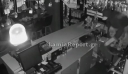 Λαμία: Καρέ-καρέ η εισβολή διαρρήκτη σε καφετέρια – Φορούσε κάλτσες στα χέρια