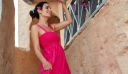 Η Τόνια Σωτηροπούλου με maxi φόρεμα στο χρώμα της βουκαμβίλιας
