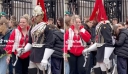 Βρετανία: «Μην με ακουμπάς» – Η «έκρηξη» μέλους της βασιλικής φρουράς στο Μπάκιγχαμ που έγινε viral στο TikTok