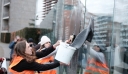 Γερμανία: Ακτιβιστές πέταξαν μαύρο υγρό σε μνημείο με τα άρθρα του Συντάγματος