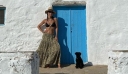 Μπέττυ Μαγγίρα: Συνδύασε το μαύρο bikini της με την πιο bohemian φούστα