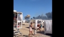 Κριμαία: Με φόντο… εκρήξεις και ελικόπτερα κάνουν τα μπάνια τους οι Ρώσοι τουρίστες – Δείτε βίντεο