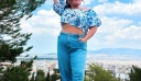 Δανάη Μπάρκα: Το off shoulder top είναι η δική της επιλογή με τα τζιν παντελόνια