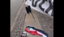 Κοπεγχάγη: «Δανοί Πατριώτες» ποδοπάτησαν και έβαλαν φωτιά στο κοράνι – Δείτε βίντεο