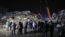 Σεισμός στην Τουρκία: Νύχτα αγωνίας, κραυγές, δάκρυα και πάνω από 3.800 νεκροί