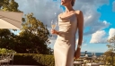 Βίκυ Καγιά αλά Victoria Beckham: Το slip dress είναι η πιο stylish επιλογή για τους γάμους της σεζόν