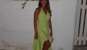 Η Σταματίνα Τσιμτσιλή ξεχώρισε με το neon φόρεμα της στα σοκάκια του νησιού