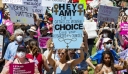 ΗΠΑ: «Κάτω τα χέρια από το σώμα μας!»: Χιλιάδες διαδηλωτές στις αμερικανικές πόλεις για την προστασία του δικαιώματος στην άμβλωση
