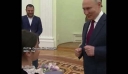 Βλαντιμίρ Πούτιν: Συνεχίζει τα επικοινωνιακά σόου – Υποδέχθηκε με αγκαλιές 8χρονο κορίτσι στο Κρεμλίνο