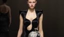 Alexander McQueen FW23/24: Η ανατομία του tailoring ήταν το νέο «έγκλημα» της Sarah Burton
