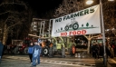 Οι αγρότες μπήκαν με τα τρακτέρ τους στο κέντρο της Λάρισας και της Καρδίτσας – Έριξαν άχυρα και γάλα στο δρόμο