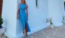 Δούκισσα Νομικού: Με μπλε cut out φόρεμα στο χρώμα της θάλασσας και φόντο το ελληνικό καλοκαίρι