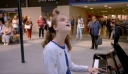 Βρετανία: Τυφλή πιανίστρια 13 ετών ερμηνεύει Σοπέν σε σταθμό τρένων και σκορπά συγκίνηση