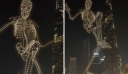 Απίστευτο show με drones στο Ντουμπάι για το Halloween – Σχηματίστηκε γιγάντιος σκελετός δίπλα από ουρανοξύστη