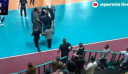 Εικόνες ντροπής σε αγώνα βόλεϊ στην Πάτρα: Φίλαθλος έριξε μπουνιά σε παίκτη και χτύπησε προπονητή!