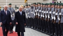 Γερμανία: Στρατιωτικές τιμές στην Πύλη του Βρανδεμβούργου για τον βασιλιά Κάρολο – Βίντεο και φωτογραφίες