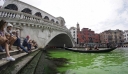 Ιταλία: Χημική ουσία «έβαψε» πράσινο το Μεγάλο Κανάλι της Βενετίας