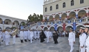 Τήνος: Η μπάντα του Πολεμικού Ναυτικού ψάλλει τον εθνικό ύμνο