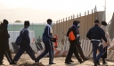Η Βρετανία σχεδιάζει να στεγάσει μετανάστες σε στρατιωτικές βάσεις και πλοία