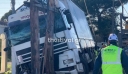 Ωραιόκαστρο: Φορτηγό καρφώθηκε σε κολώνα της ΔΕΗ – Δείτε φωτογραφίες