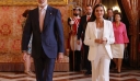 Λευκό κοστούμι: H βασίλισσα Letizia παραδίδει μαθήματα στυλ με το πιο διαχρονικό βραδινό look