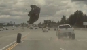 Τρομακτικό τροχαίο στο Λος Άντζελες: Αυτοκίνητο εκτοξεύεται στον αέρα αφού χτυπάει σε λάστιχο!