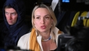 Συνελήφθη η δημοσιογράφος που έκανε αντιπολεμική διαμαρτυρία στη ρωσική τηλεόραση