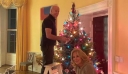 Ο Μπάιντεν πάνω σε σκάλα, στολίζει το χριστουγεννιάτικο δέντρο με τη βοήθεια της Τζιλ (Φωτογραφία)