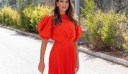 Σταματίνα Τσιμτσιλή: Φόρεσε ξανά τα mules της πρεμιέρας με ένα κατακόκκινο φόρεμα