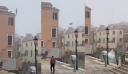 Ιταλία: Άντρας πήδηξε με το μποξεράκι σε κανάλι της Βενετίας από τριώροφο κτίριο – Δείτε βίντεο