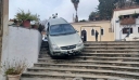 Καλαμάτα: Οδηγός 92 ετών κατέβηκε σκαλιά… με το αυτοκίνητο – Δείτε φωτογραφίες