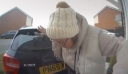 Γυναίκα στριμώχνεται ανάμεσα στο αυτοκίνητό της και την πόρτα του σπιτιού της – Ξέχασε να τραβήξει χειρόφρενο