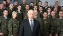 Ρωσία: Ποια ήταν η ξανθιά γυναίκα που εμφανίστηκε μαζί με άλλους στρατιώτες στο πρωτοχρονιάτικο μήνυμα του Πούτιν;