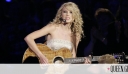 Taylor Swift: Η στυλιστική της εξέλιξη από diva της country σε fashion icon