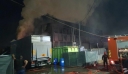 Ασπρόπυργος: Υπό μερικό έλεγχο η πυρκαγιά σε εργοστασιακό χώρο – Μεγάλες υλικές ζημιές