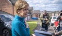 Σκωτία: Η πρώτη εμφάνιση της Στέρτζον μετά την έρευνα στο σπίτι της και τη σύλληψη του συζύγου της – Δείτε βίντεο