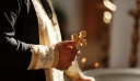 Σαλαμίνα: Ζητά συγγνώμη ο ιερέας που έβρισε και χτύπησε πιστούς – «Προκλήθηκε και βγήκε εκτός εαυτού»
