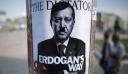 Τουρκία: 16χρονος φυλακίστηκε επειδή ζωγράφισε «χιτλερικό» μουστάκι σε αφίσα του Ερντογάν