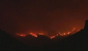 Αναζωπυρώθηκε το πύρινο μέτωπο στα Καλύβια: Καίγονται σπίτια στον οικισμό Στίπιζα