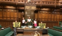 Βρετανία: Ακτιβιστές της «Extinction Rebellion» μπήκαν στη Βουλή των Κοινοτήτων και «κόλλησαν» στο έδρανο του προέδρου