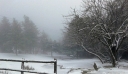 Χιονίζει στην Πάρνηθα, απαγορεύεται η κυκλοφορία από το ύψος του τελεφερίκ
