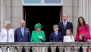 Βασίλισσα Ελισάβετ: Εμφάνιση – έκπληξη στον εξώστη του Μπάκιγχαμ στην αυλαία του Πλατινένιου Ιωβηλαίου